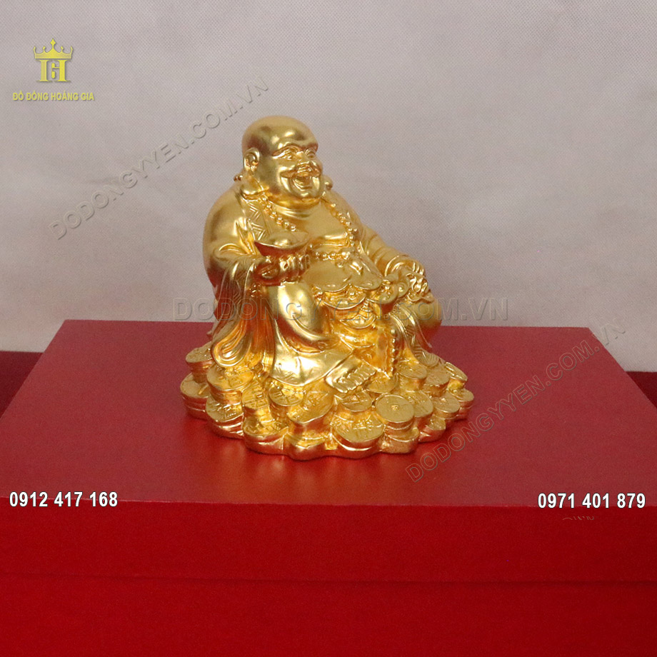Tượng đồng phật Di Lặc ngồi tr&ecirc;n tiền d&aacute;t v&agrave;ng 24K